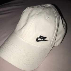 BRAND NEW WHITE NIKE HAT😍